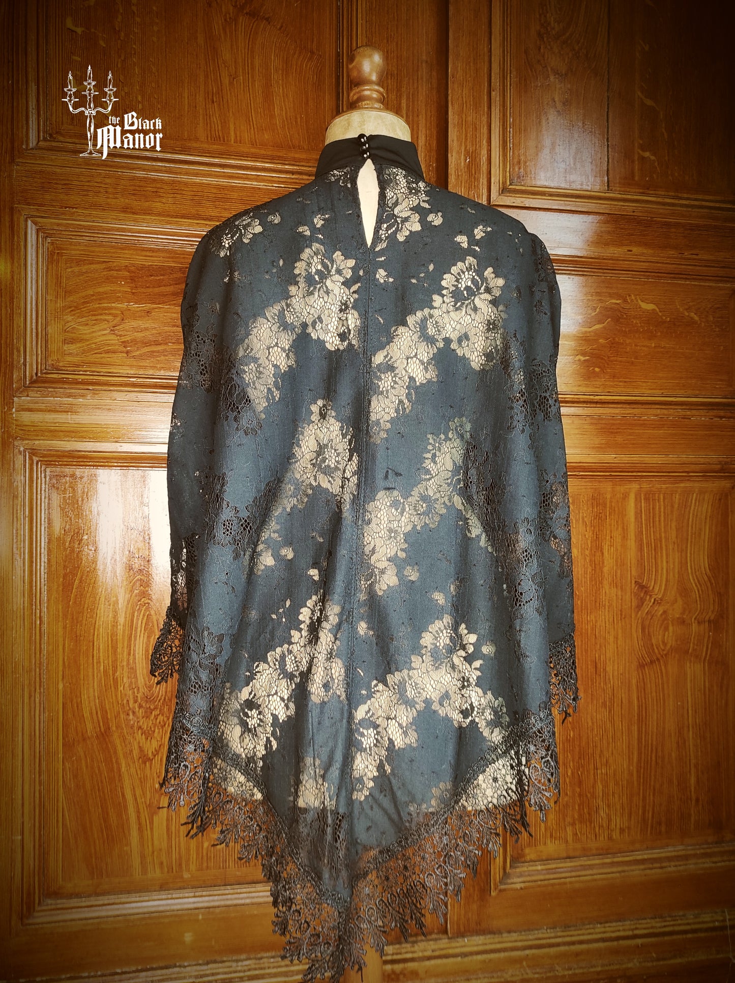 Poncho de encaje floral “Romantic Halo”