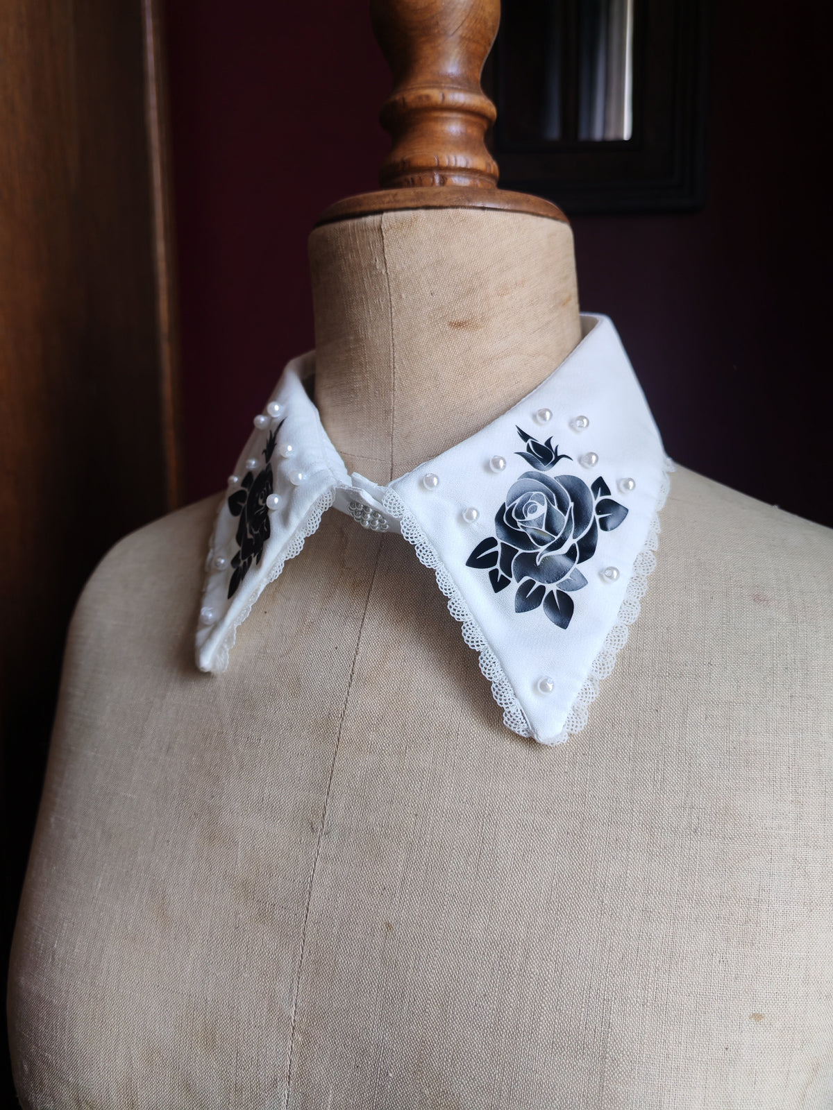 "Eternal Roses" Detachable White Collar
