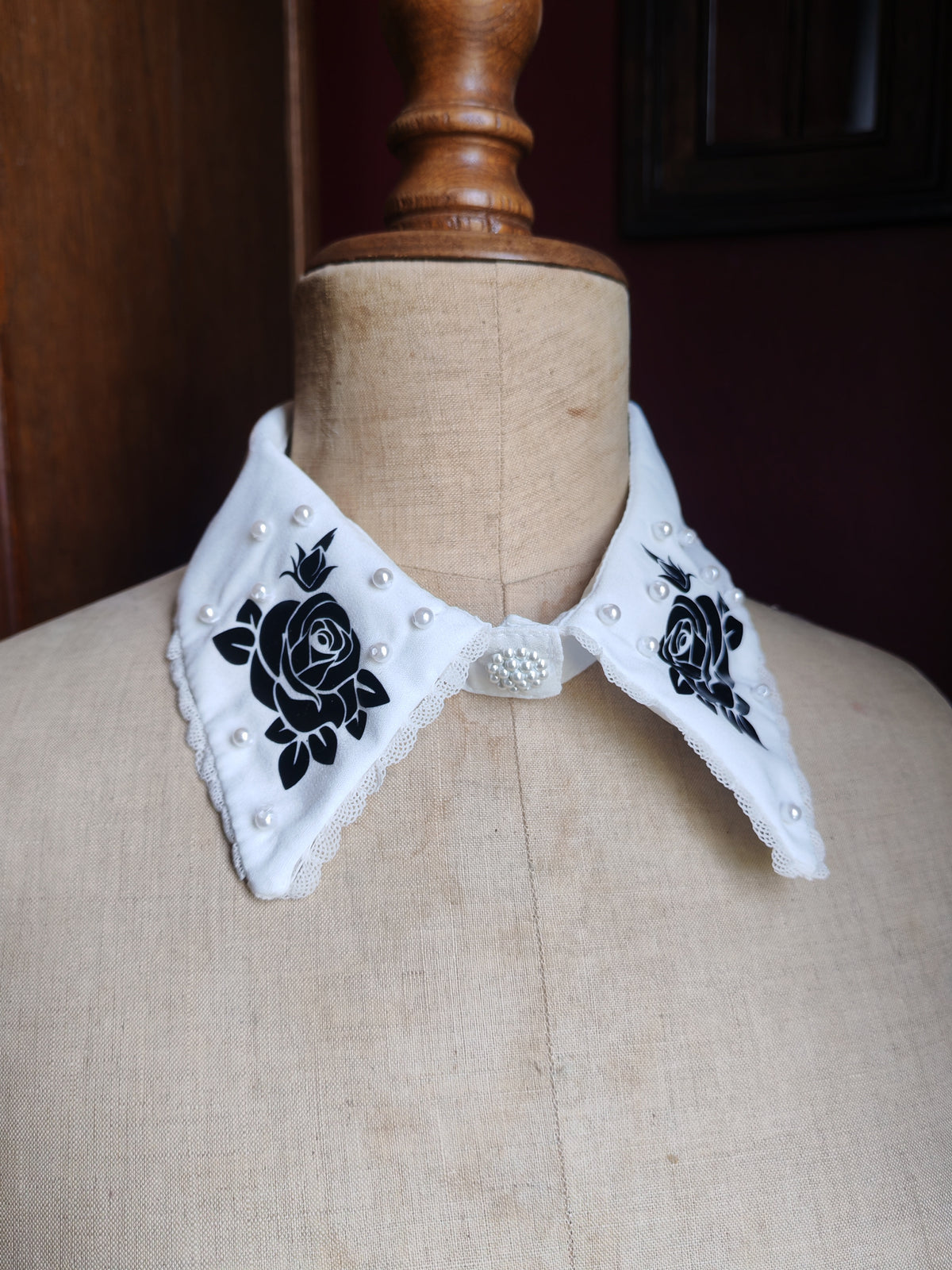 "Eternal Roses" Detachable White Collar
