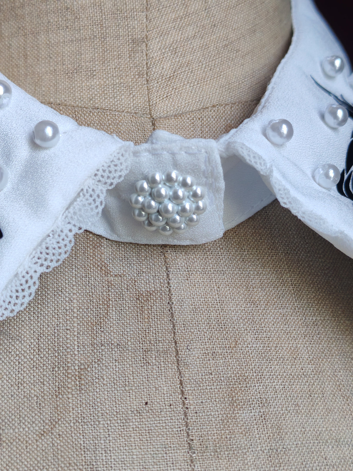 "Eternal Roses" Detachable White Collar