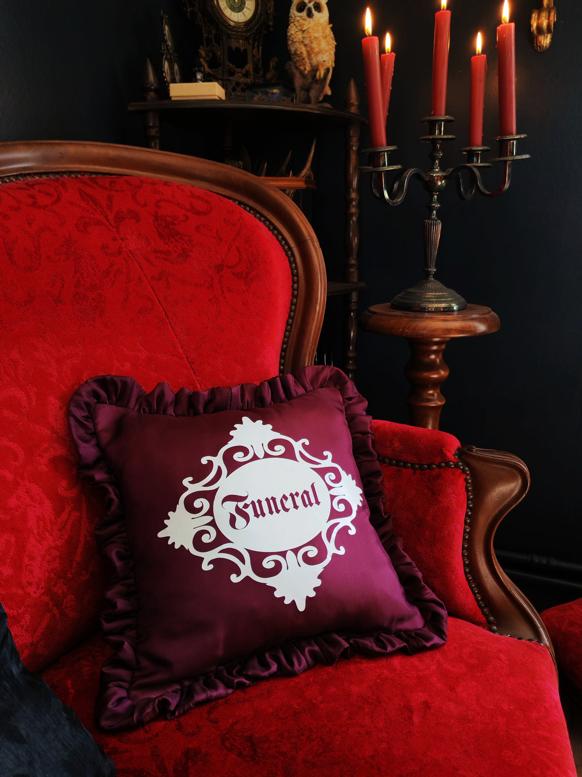 Coussin "Funeral" (prune)