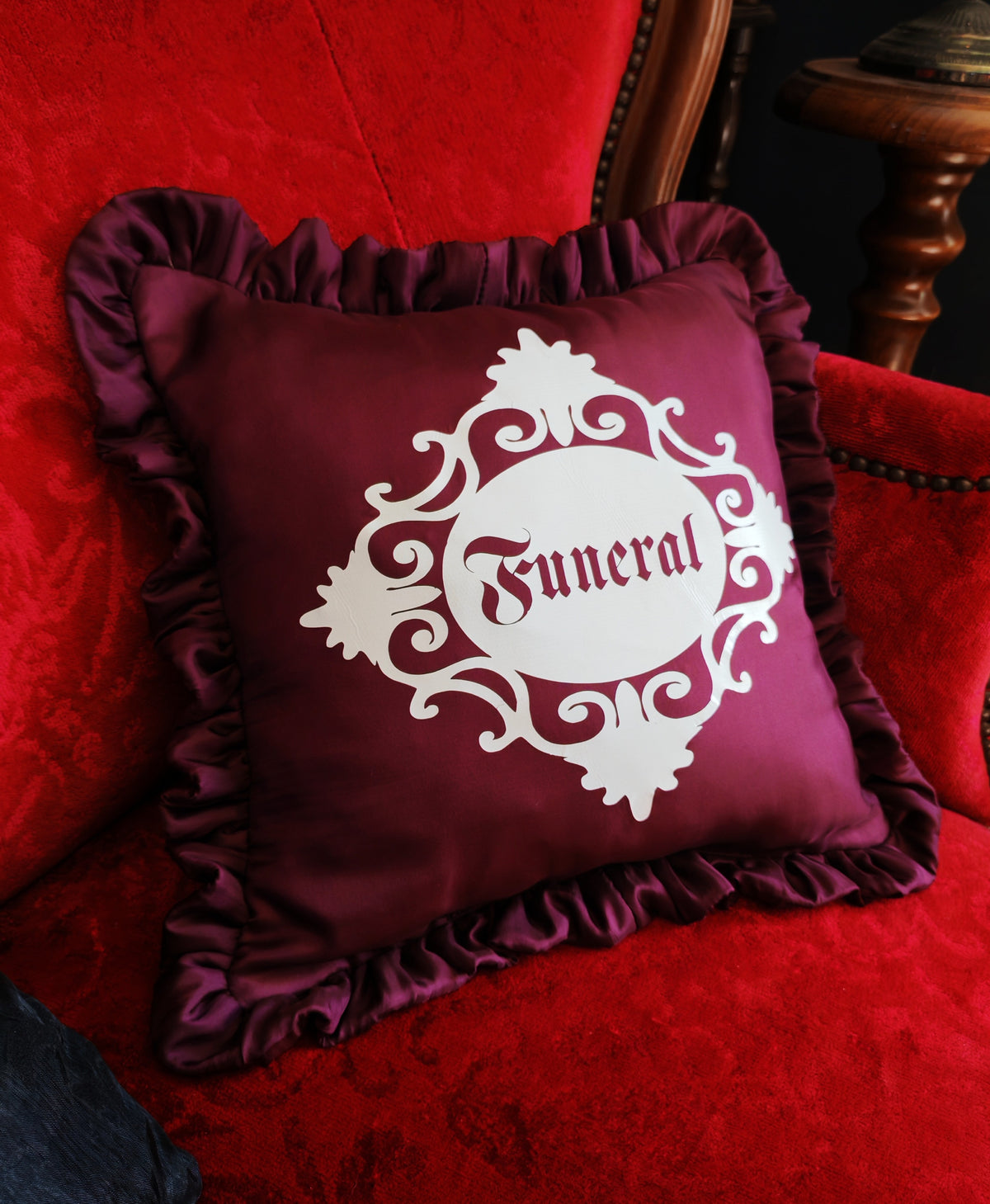 Coussin "Funeral" (prune)