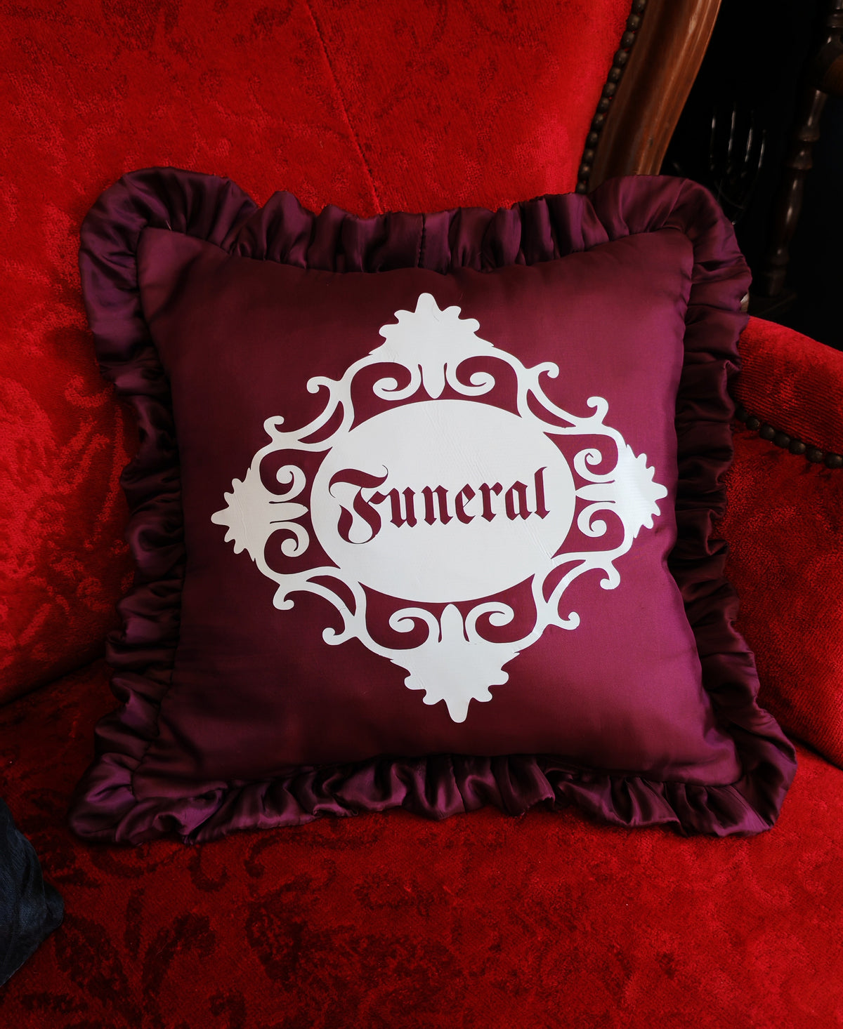 Coussin "Funeral" (prune)