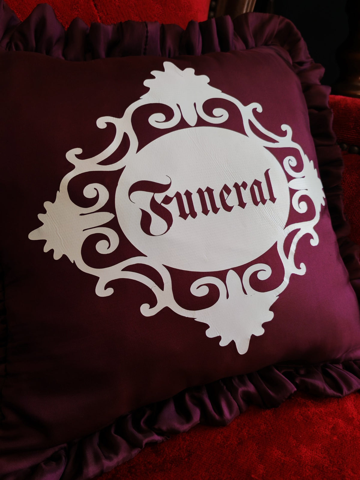 Coussin "Funeral" (prune)