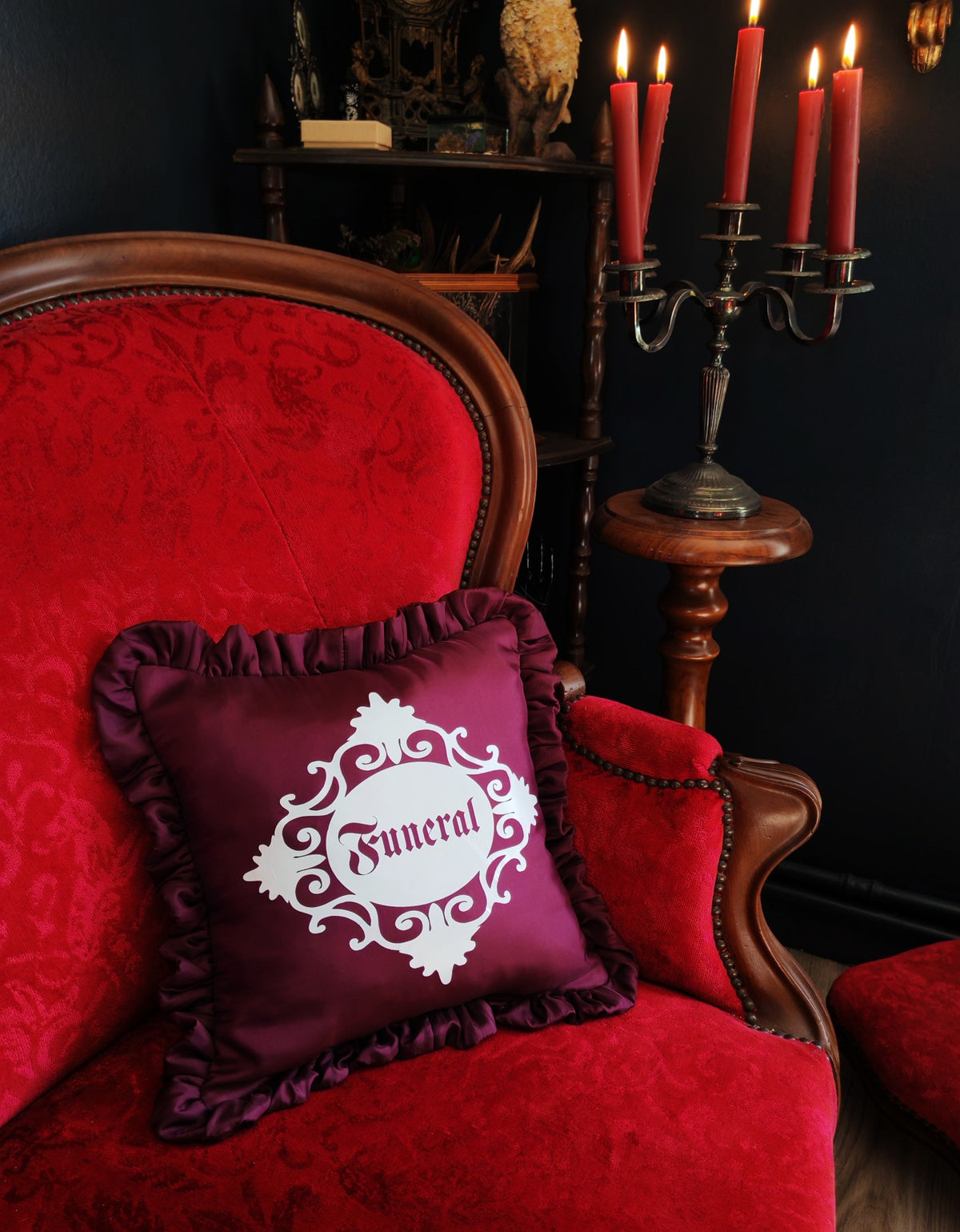 Coussin "Funeral" (prune)