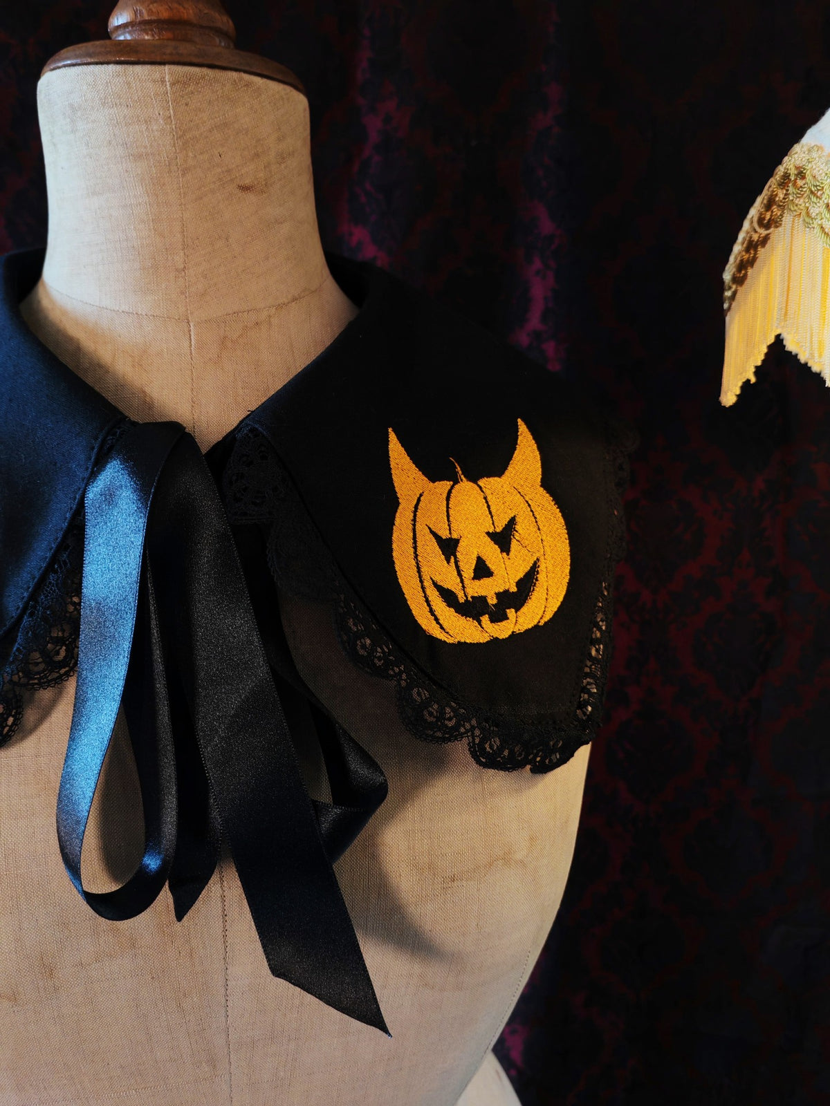"Diablotine" collar