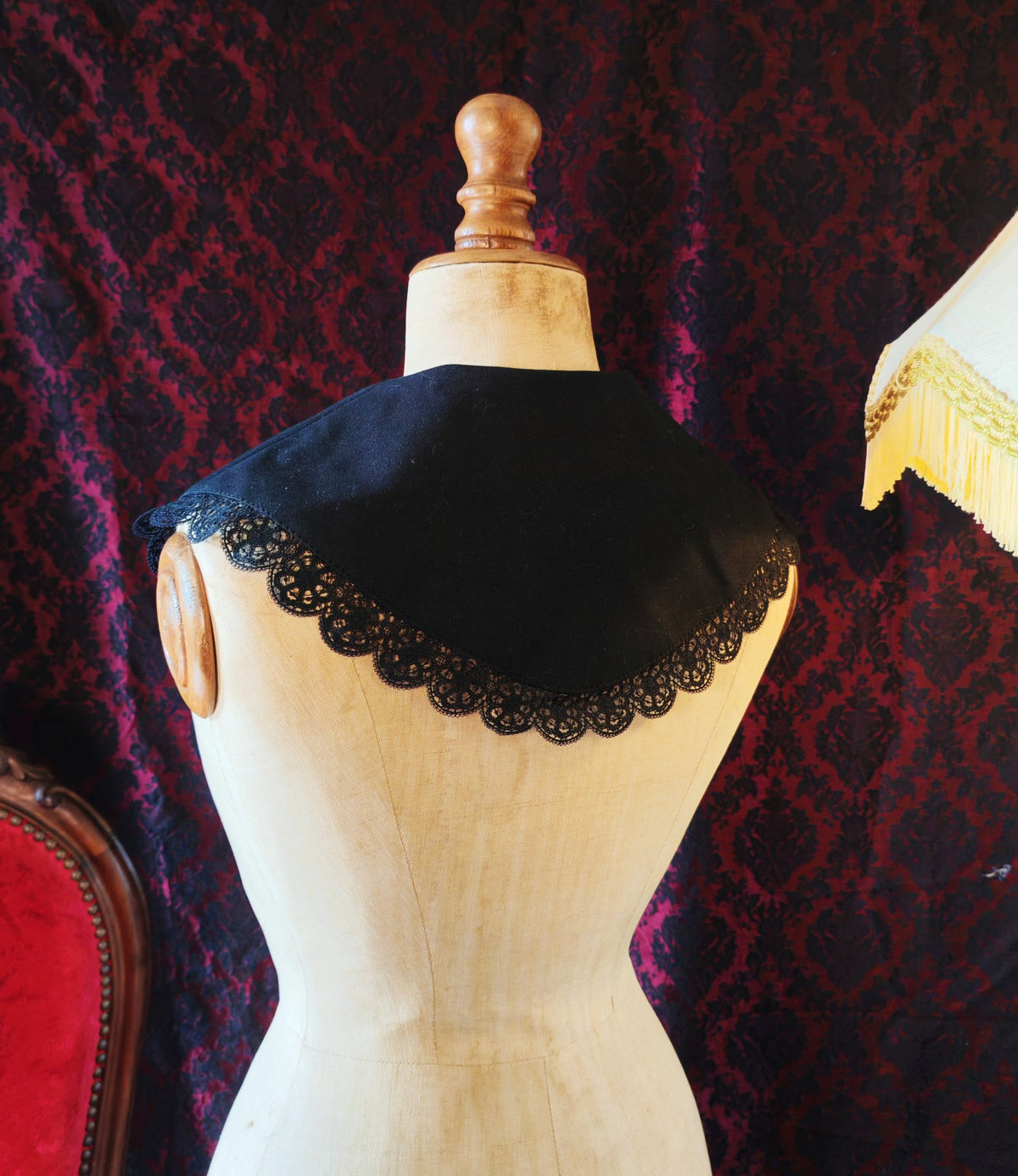 "Diablotine" collar