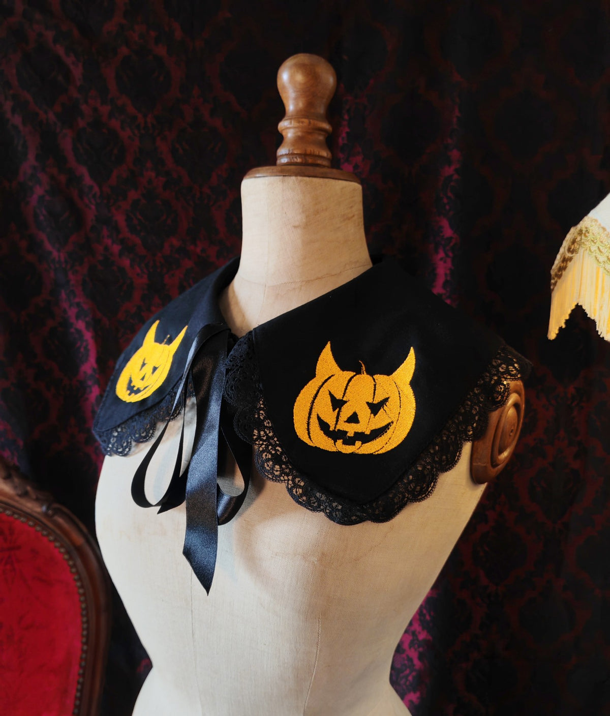 "Diablotine" collar