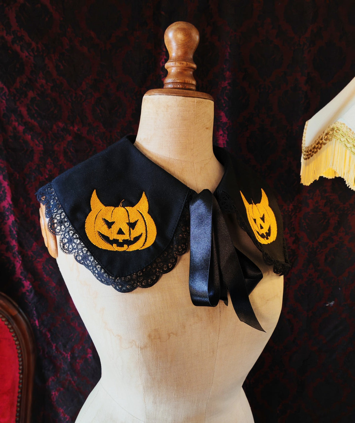 "Diablotine" collar