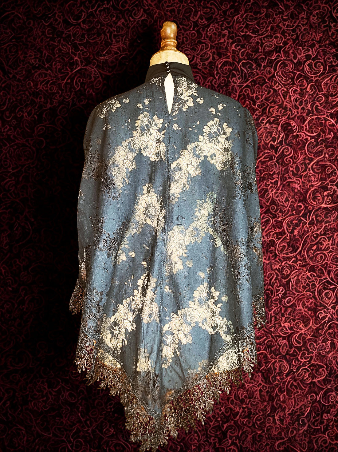 Poncho de encaje floral “Romantic Halo”