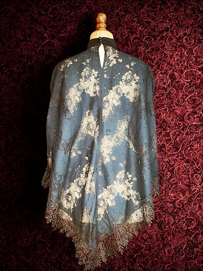 Poncho de encaje floral “Romantic Halo”