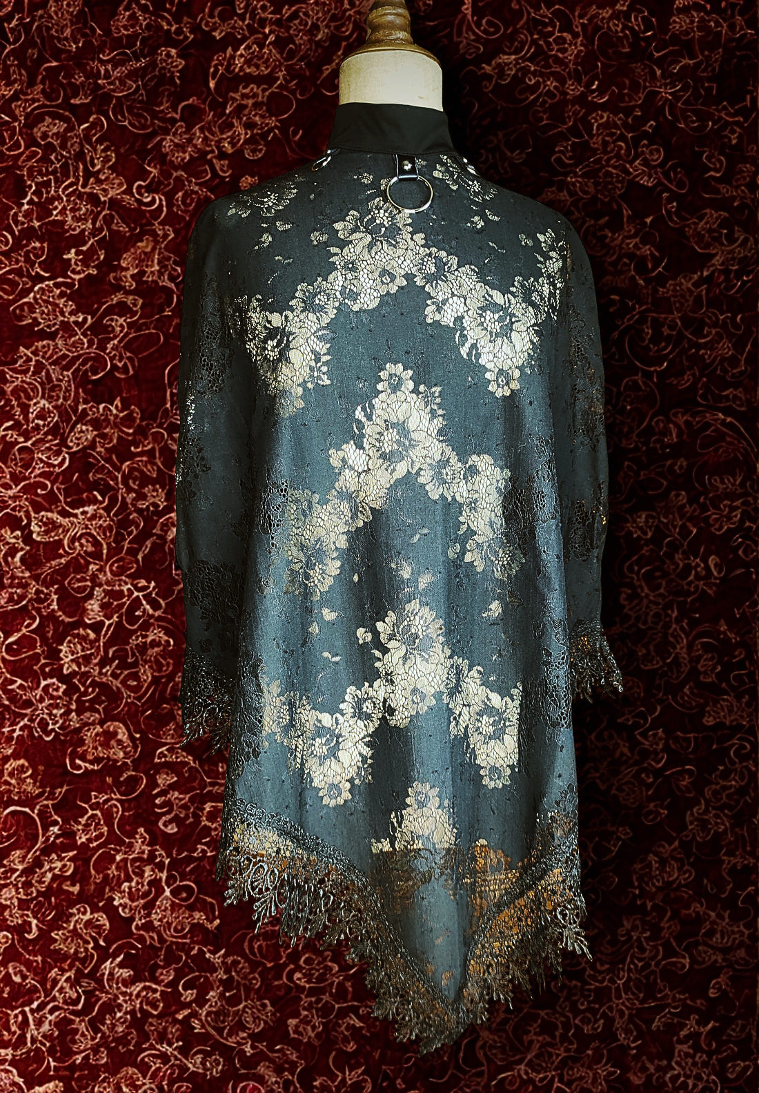 Poncho de encaje floral “Romantic Halo”