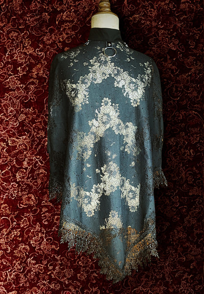 Poncho de encaje floral “Romantic Halo”